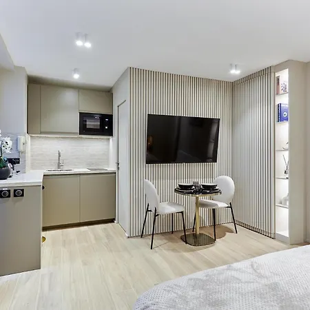 Apartment Center Of By Prestige Paris